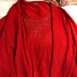 Woman’s three-quarter links sweater.